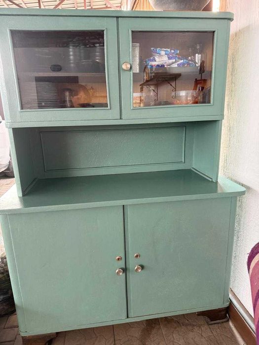 Срочно продам  советский буфет.