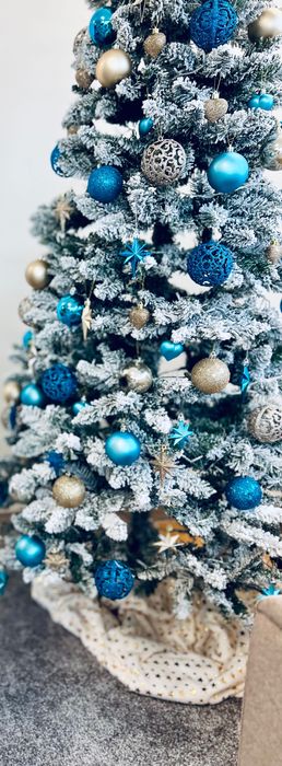 Brad artificial împodobit