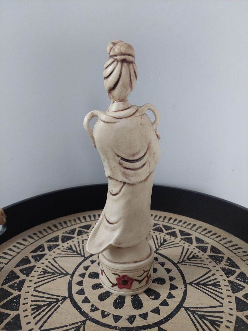 Statuetă veche din ceramică
