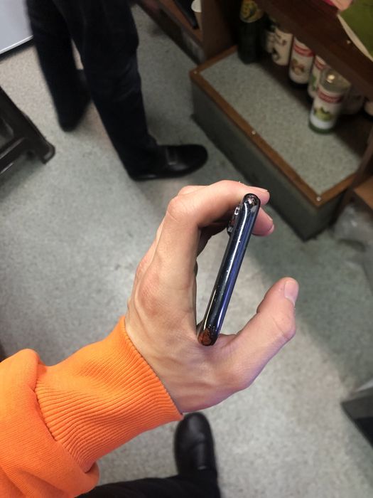 Iphone x srochna sotiladi