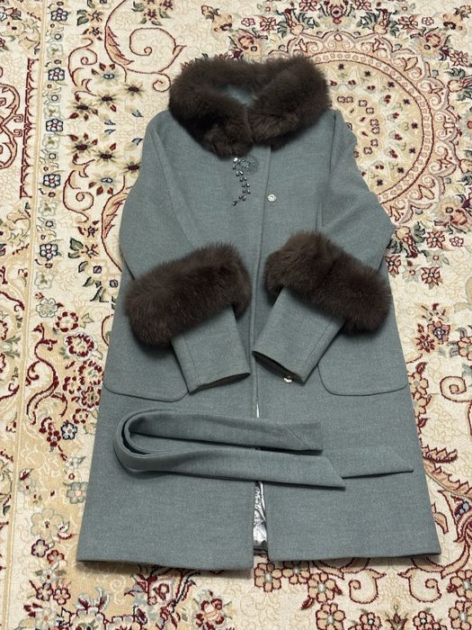 Элегантное женское пальто с мехом, отличное состояние