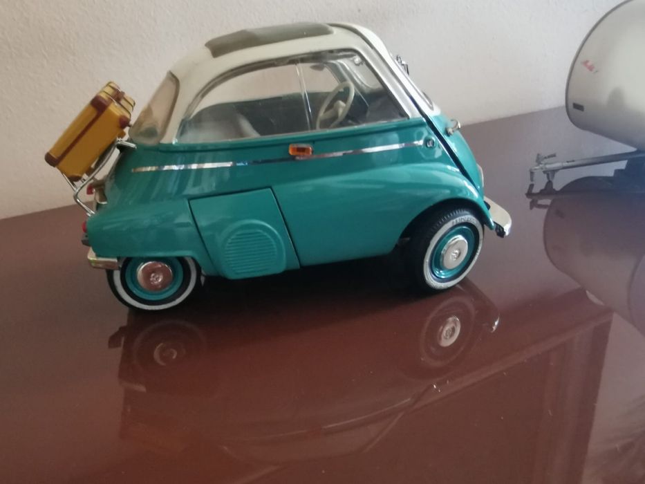 Количка 1955 BMW Isetta 250 и кемпер от Revell 1:18 рядко зелено издан