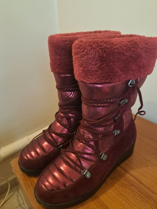 Продавам топли дамски ботушки