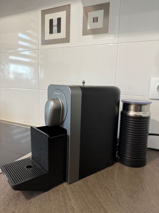 Aparat de cafea Nespresso – Stare foarte bună, livrare imediată!