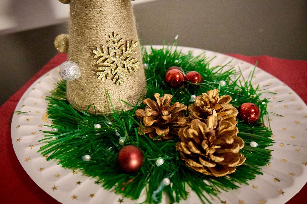 Golden Pine Tree – Decorațiune handmade de Crăciun