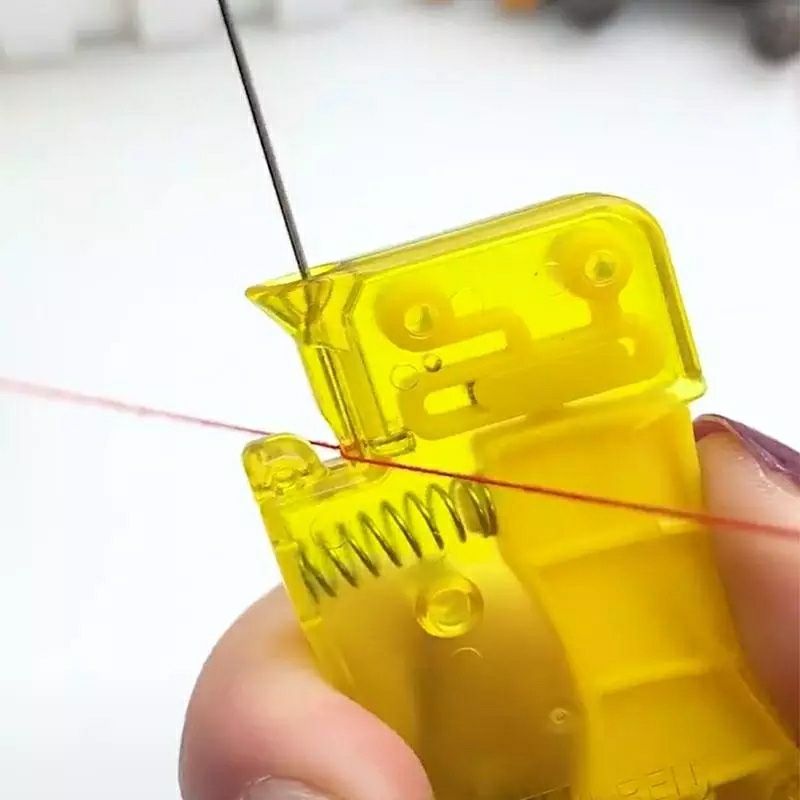 Автоматический вдеватель ниток в швейную иглу. Швейный инструмент