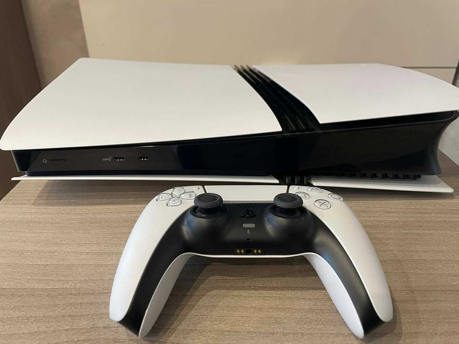 Продавам Playstation 5 Pro 1TB, 1 контролер + клавиатура и мишка.