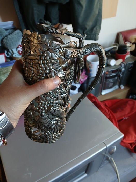 Vand suport sticle este din metal