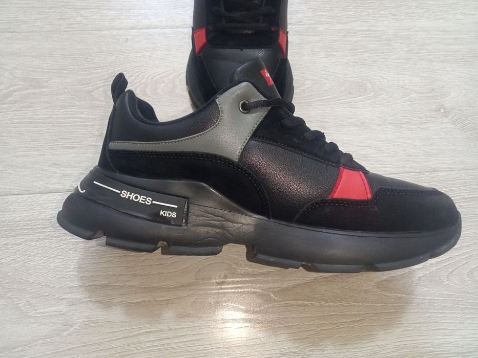 продам подростковые кроссовки размер 42 в очень хорошем состоянии.