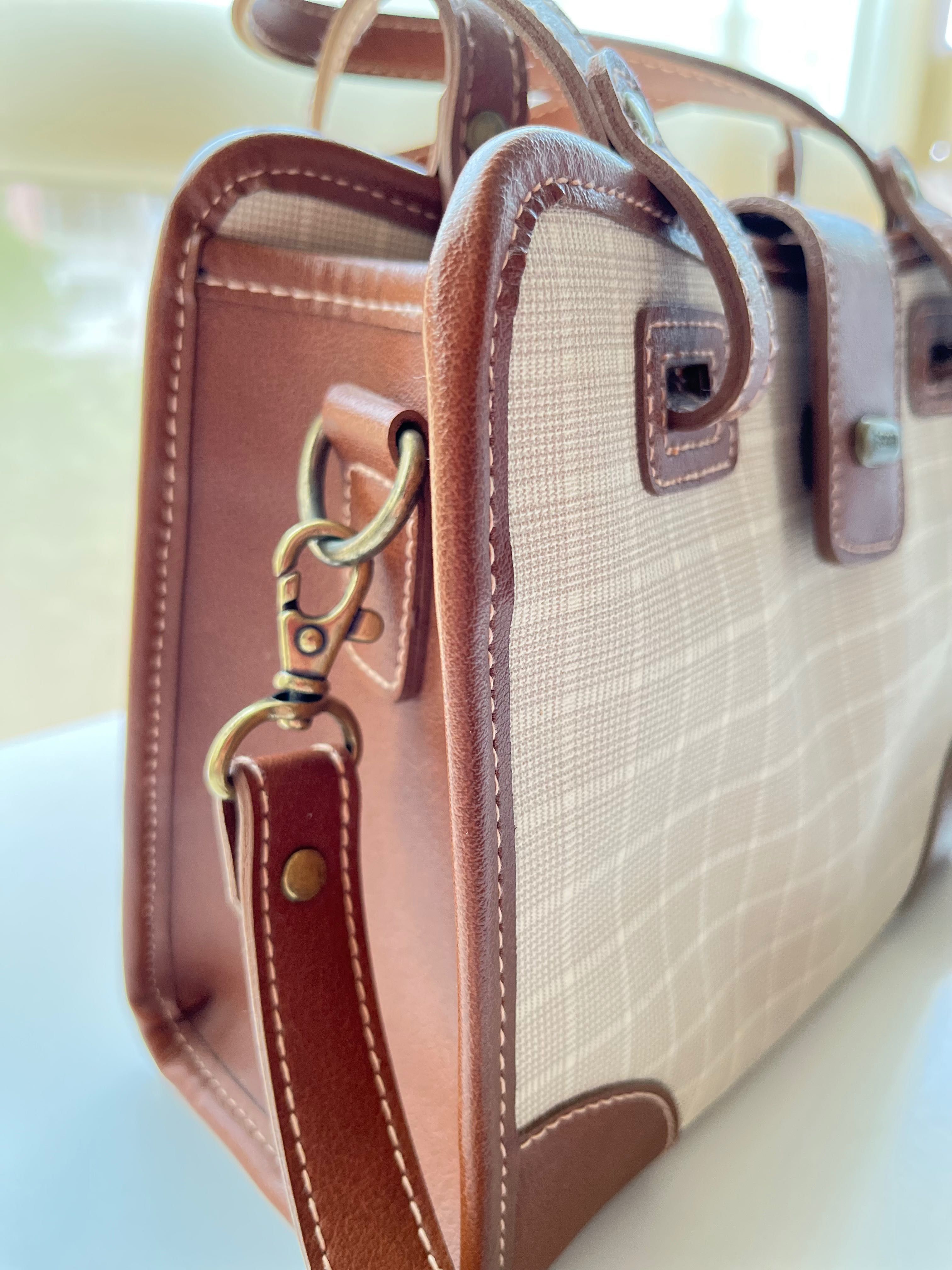 Стилна чанта Esprit - светло-кафяв и бежов цвят, с дълга дръжка.