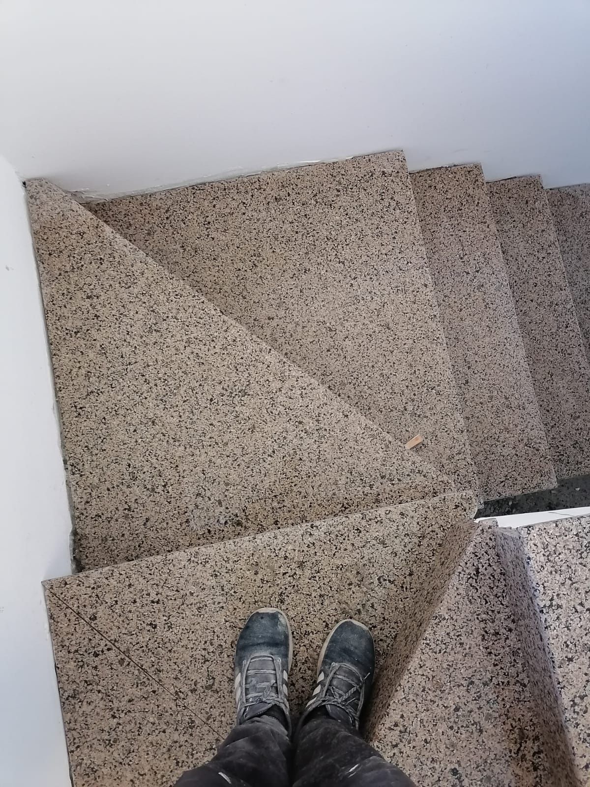 Glafuri pervaze  scări marmura  granit .travertin . Slefuit și montaj