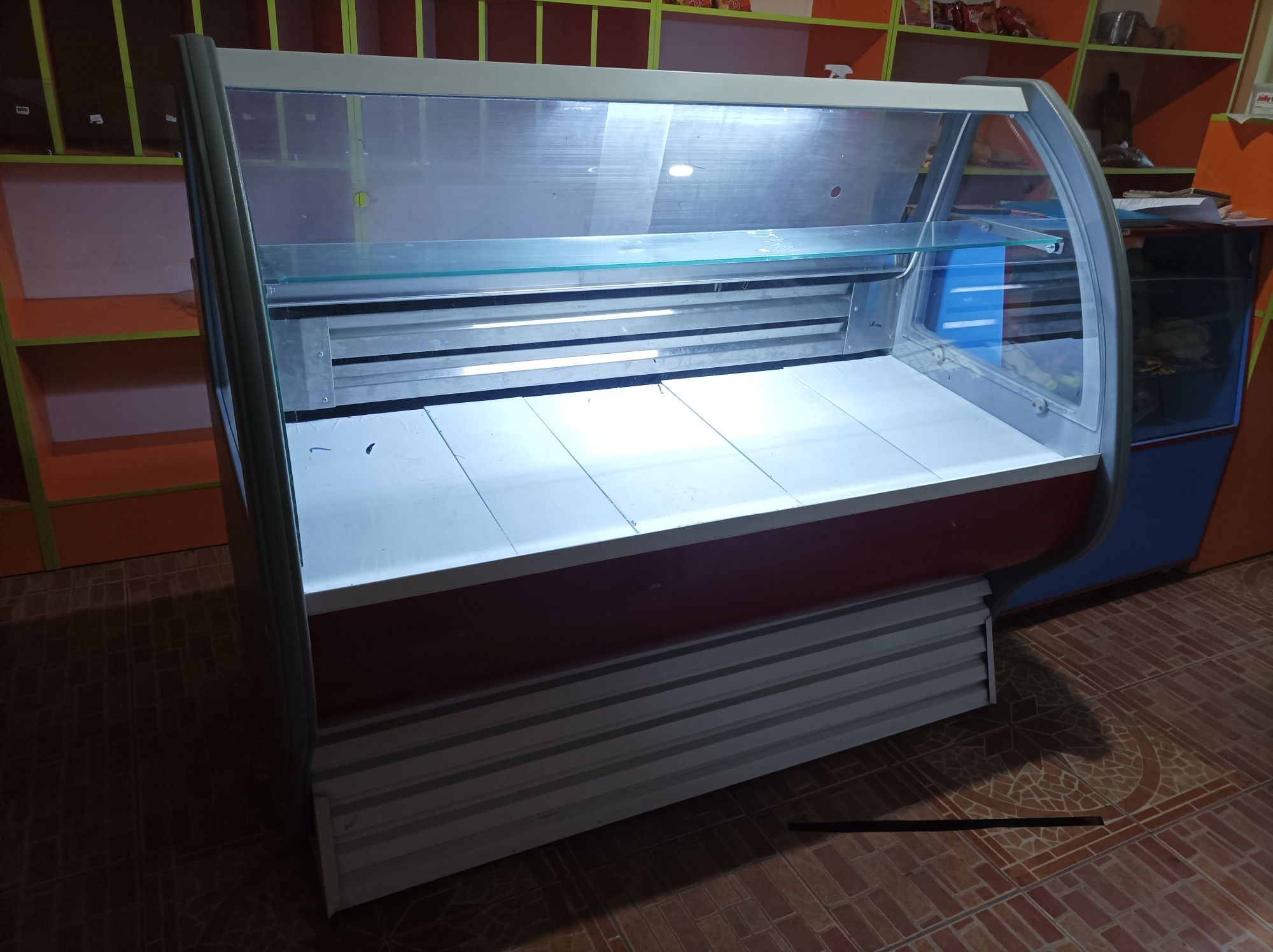Холодильник горизонтальный продается. Длина 1,5 чистый, аккуратный.