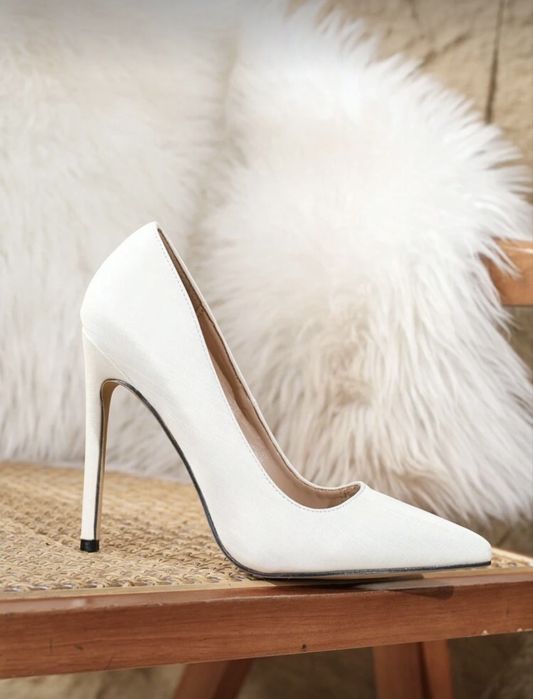 Дамски остри обувки с ток