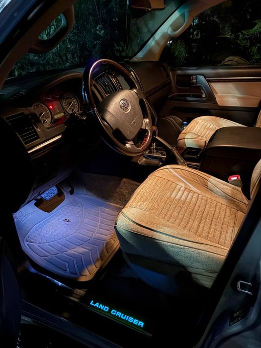 Продаю безупречный Toyota Land Cruiser 200 GXR V6 в редком цвете