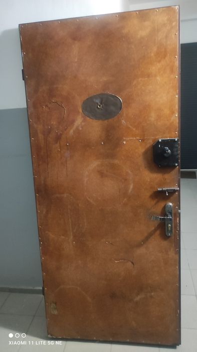 Продам металлическую дверь