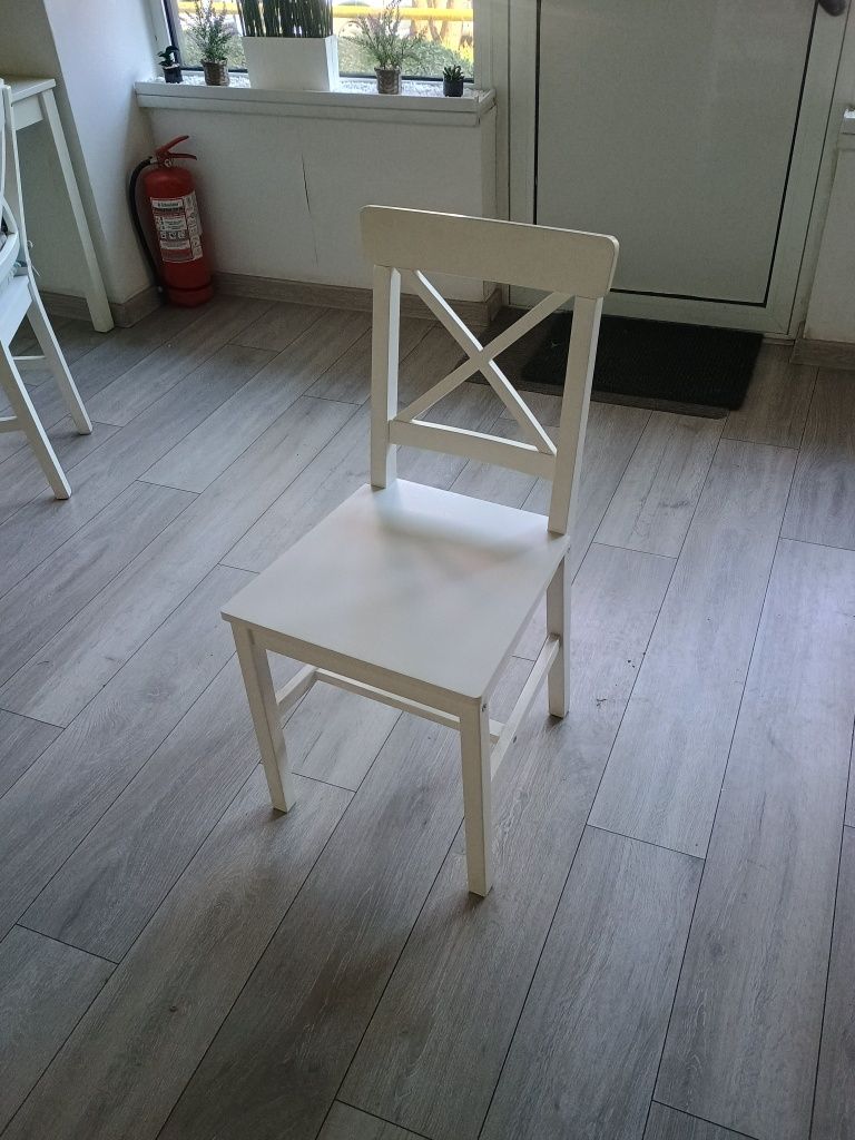 Masa cu scaune din lemn