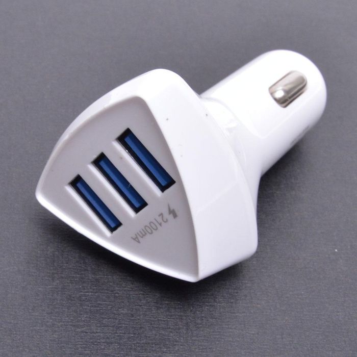Триъгълно зарядно за телефон за автомобил.