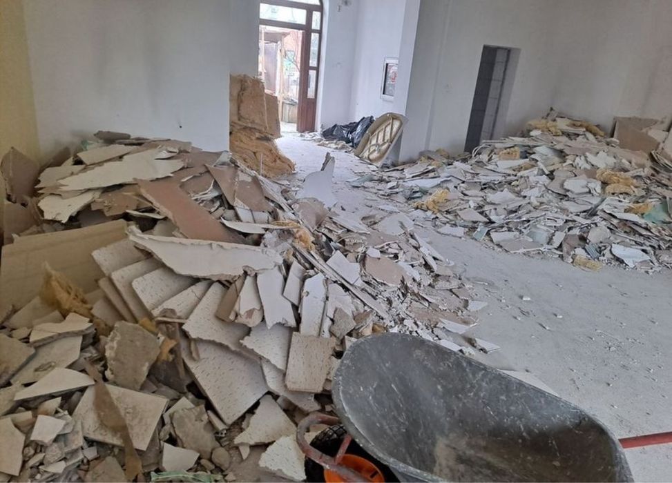 Serviciul de colectare moloz se refera la ridicarea molozului direct