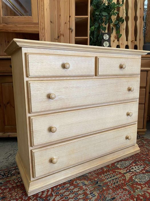 Comoda din lemn masiv