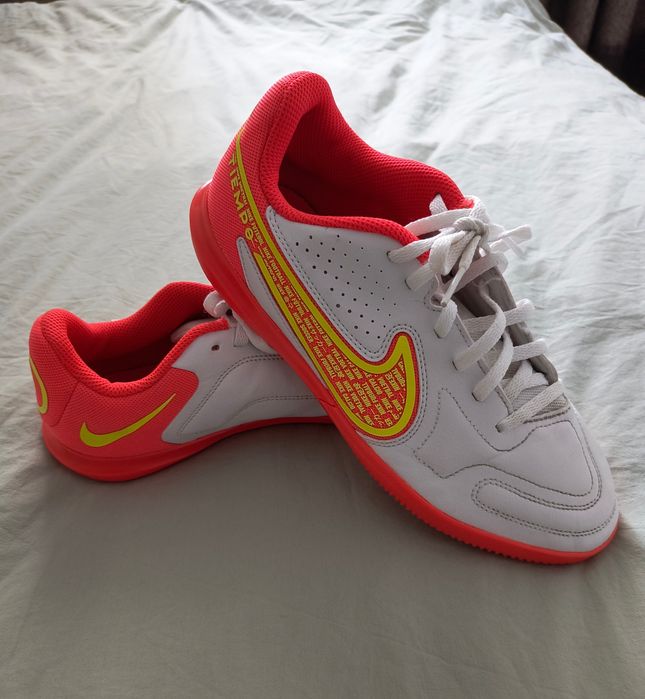 Adidași Nike Tiempo