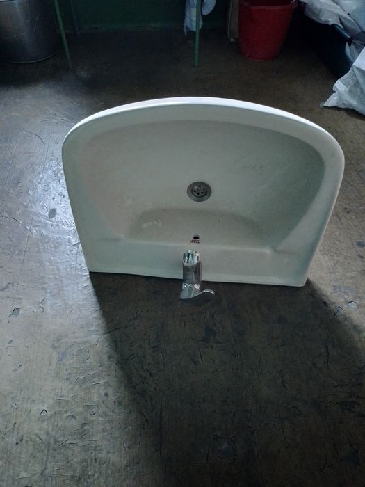 Vând chiuveta cu picior