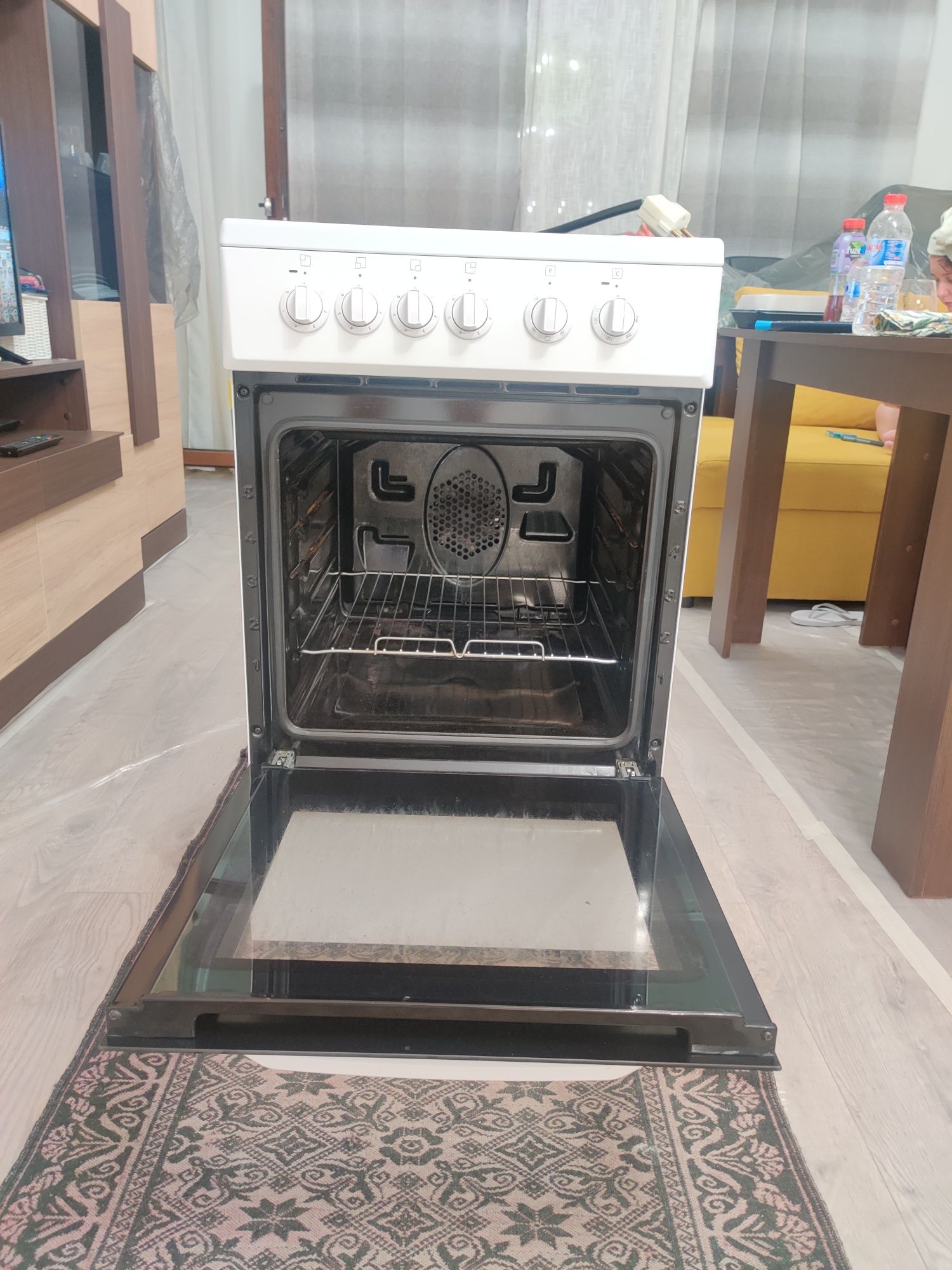 Фурна Beko с 4 стъклокерамични котлони