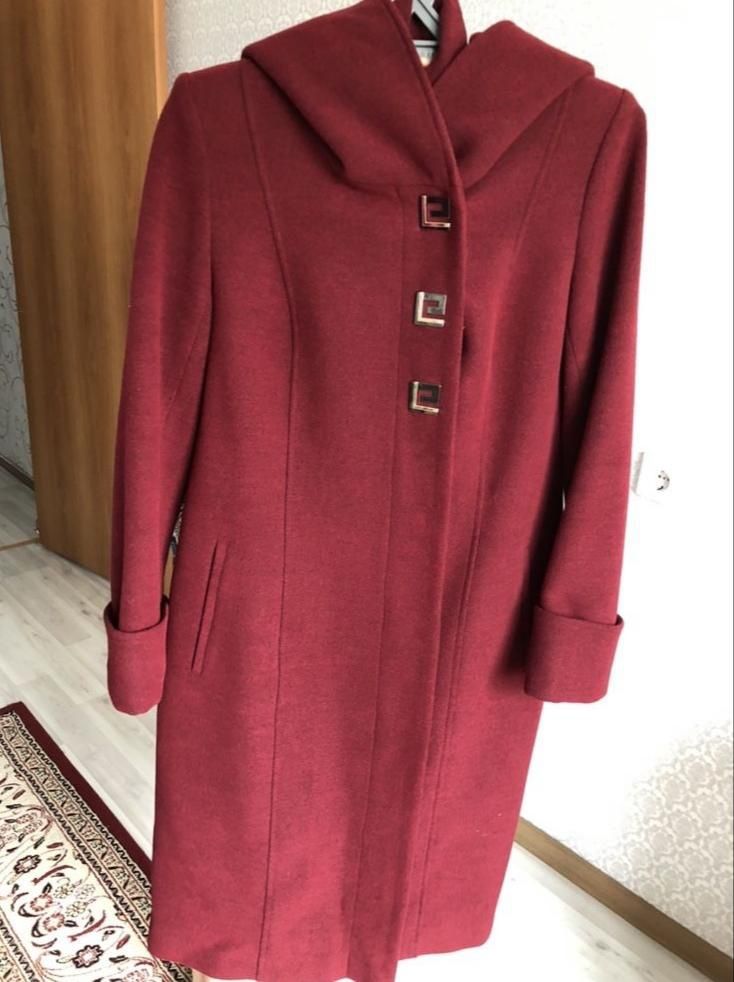 Продам пальто женское с капюшоном, с ремнем. Цвет бордовый.