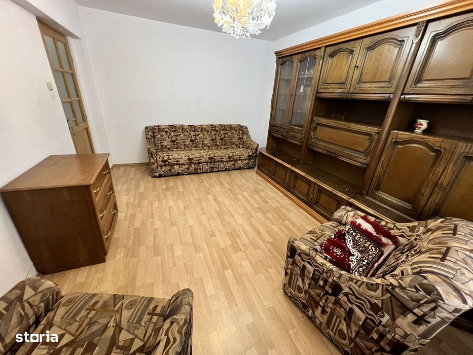 INCHIRIEZ apartament 4 camere decomandat, zona Vasile Aaron