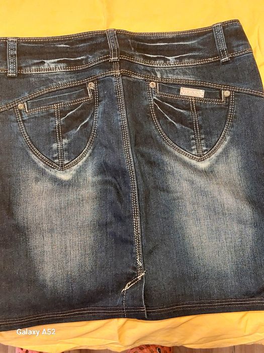 Fustă de blugi scurtă.