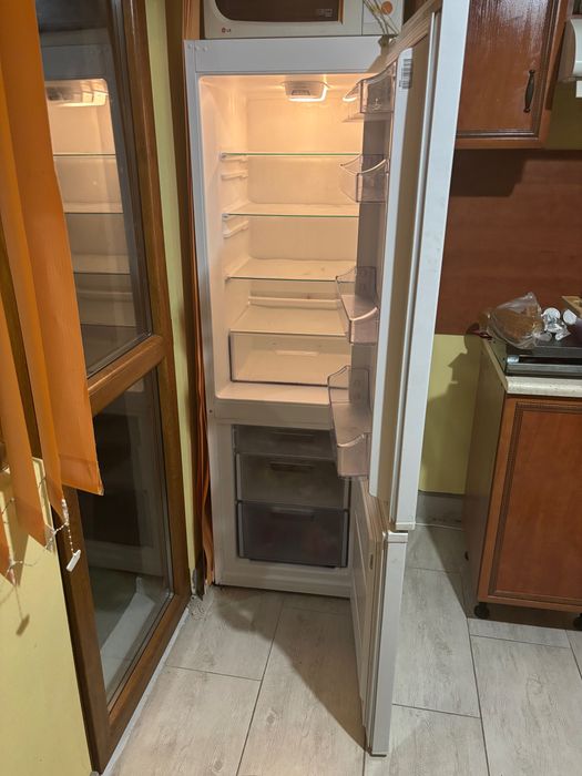 Хладилник с фризер Neo