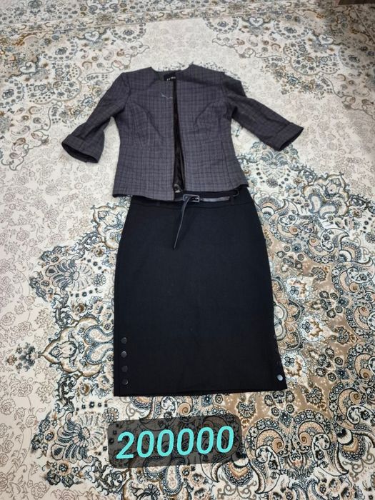 Продаются женские платья.