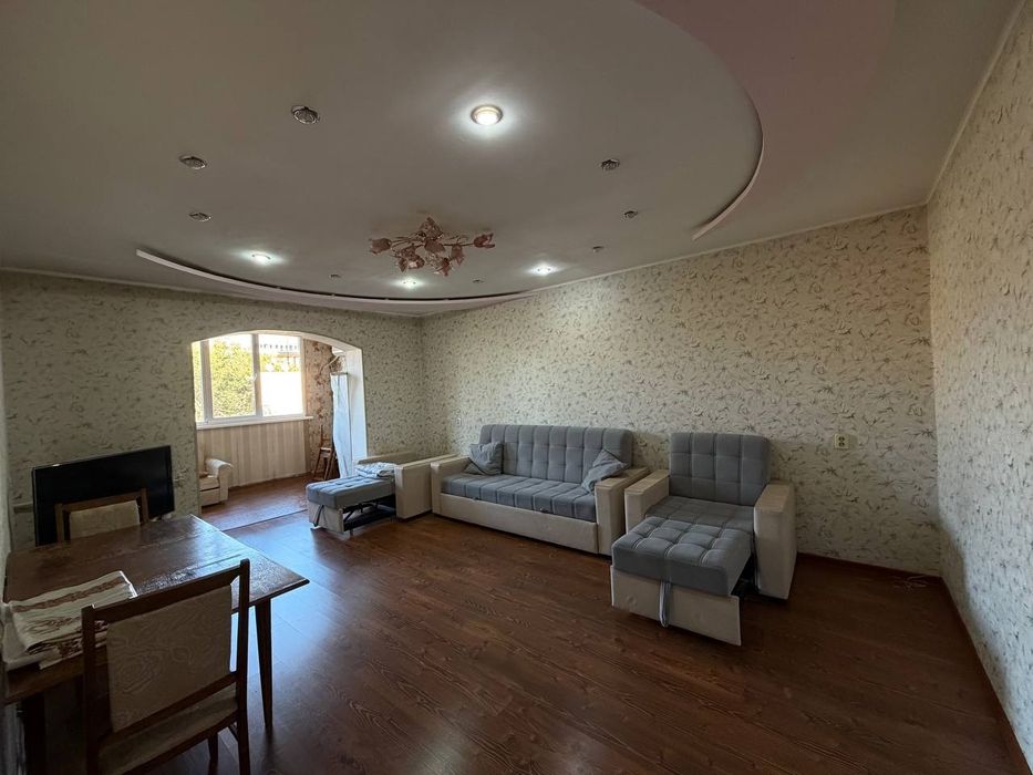 Банковский дом на Буз базаре. 3х комнатная.Кирпичный дом.По 1000 за м2