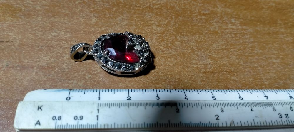 Кулоны, серёжки серебряные.