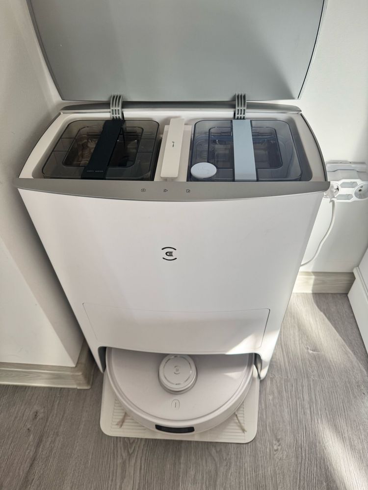 Aspirator robot smart cu statie de curatare.