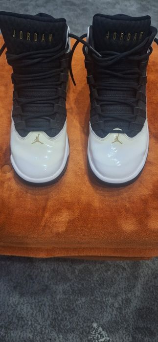 Air Jordan Max Aura 'Golden Knights'