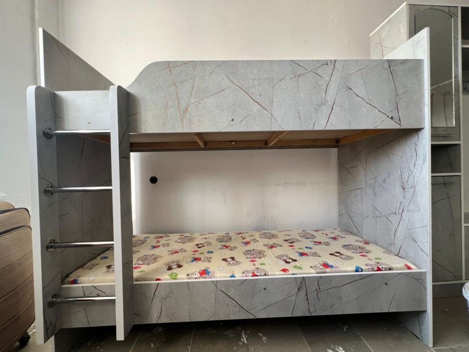 Двух этажный кровать
