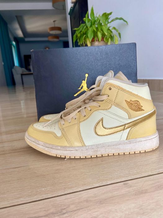 Air Jordan 1 mid galben, auriu si alb, mărimea 38-39
