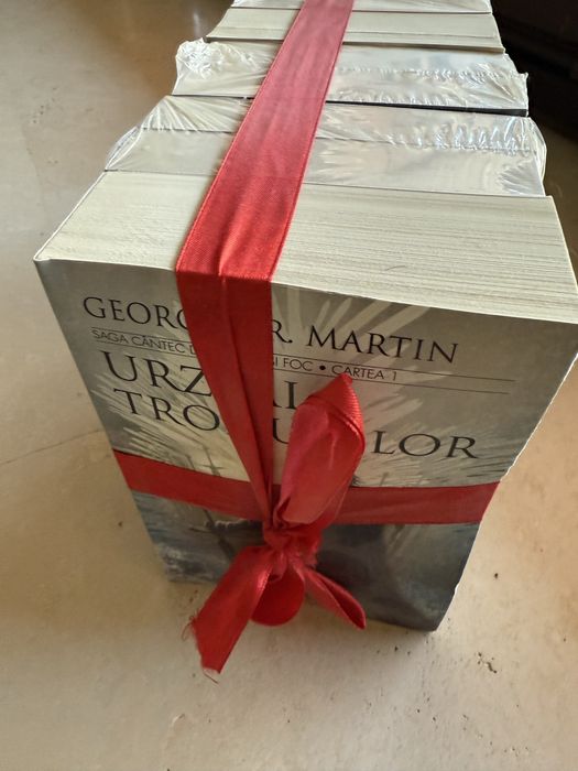 Set carti Urzeala Tronurilor 8 vol + bonus Foc si Sange