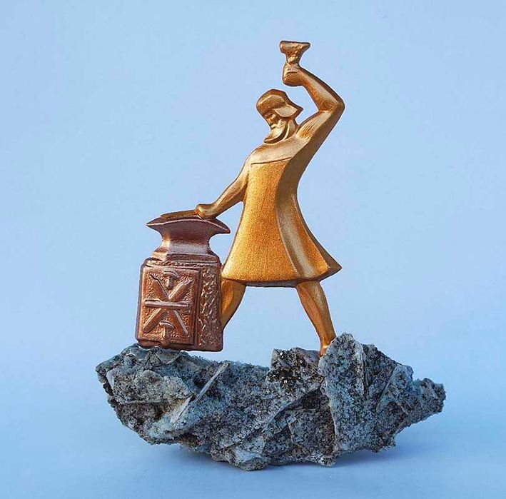 ”Изковаване на мечове” Скулптурата, малка пластика. Основа - минерал.