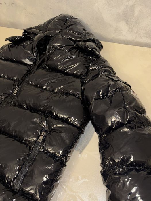 Vând geaca lucioasa Monc.