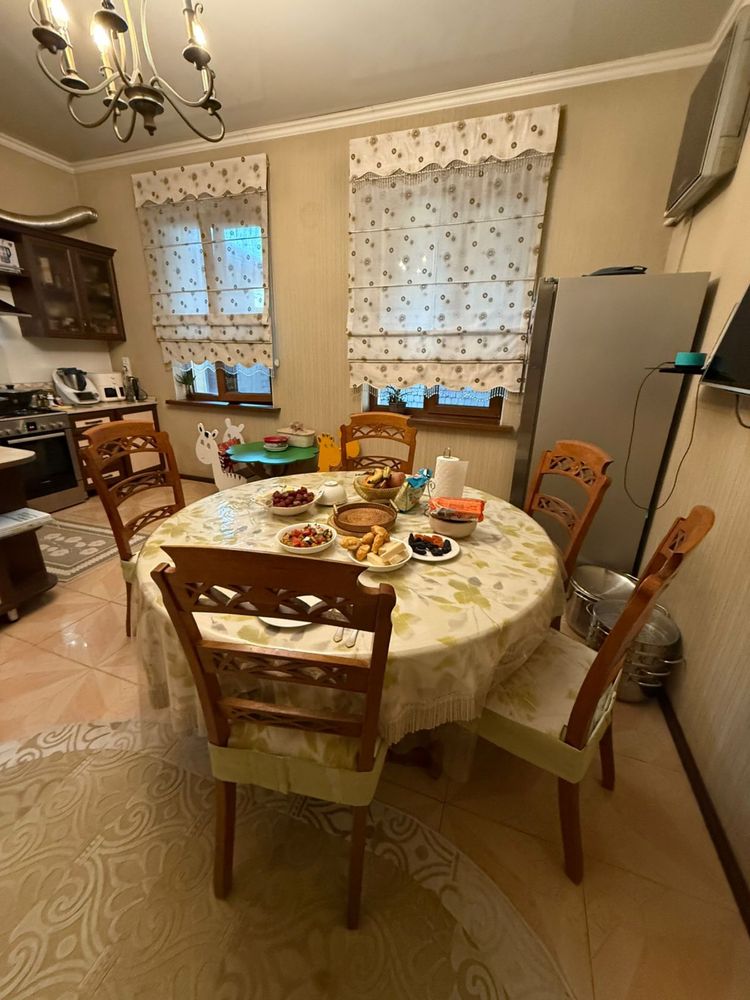 Стол со стульями