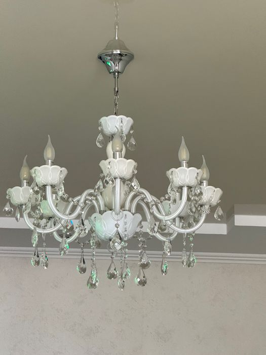 Продам белую люстру