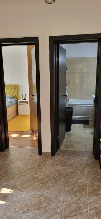 Se inchiriaza apartament 2 camere, mobilat, insorit, balcon, parcare