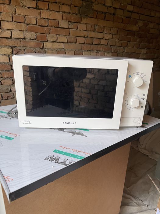 Продаётся Микроволновая печь Samsung MW712BR