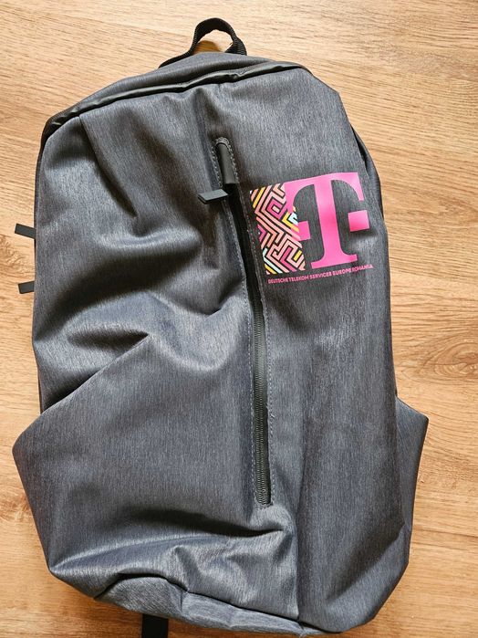 Rucsac laptop nou , impermeabil , cablu usb