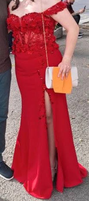 Червена бална рокля