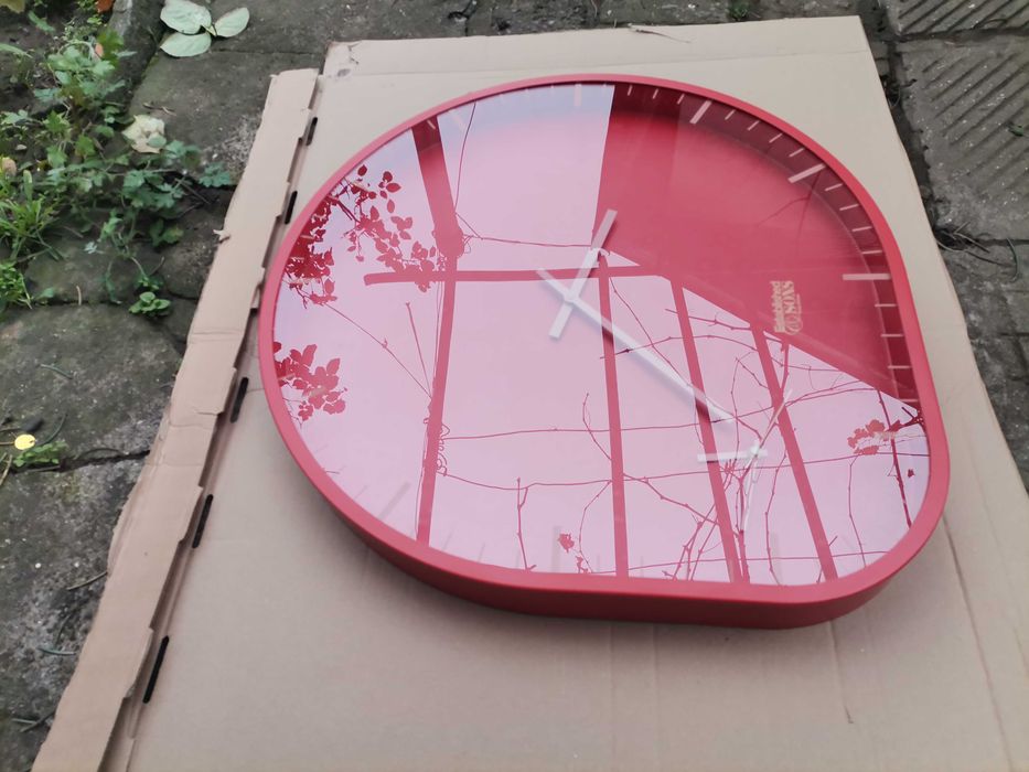 Стенен часовник с два циферблата