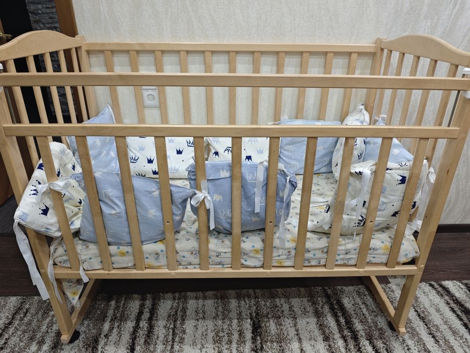 Продам детскую кроватку с матрасом