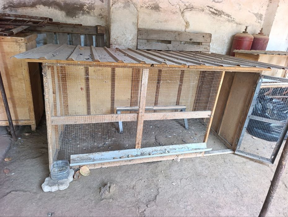 Tovuqlar va jo'jalar uchun in