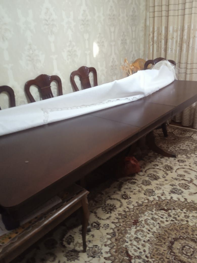 Овальный стол и диван